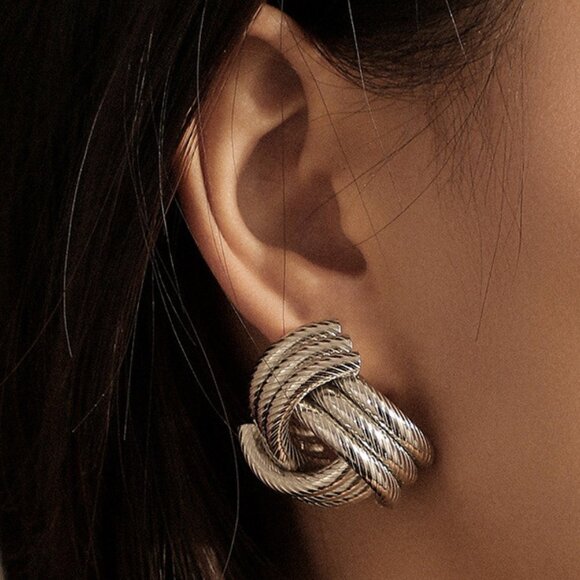 Unique Cross Twist Design Alloy Earrings - Picture 2 of 4